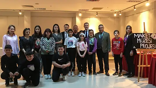 Ülkelerin simgelerini makete dönüştürdüler