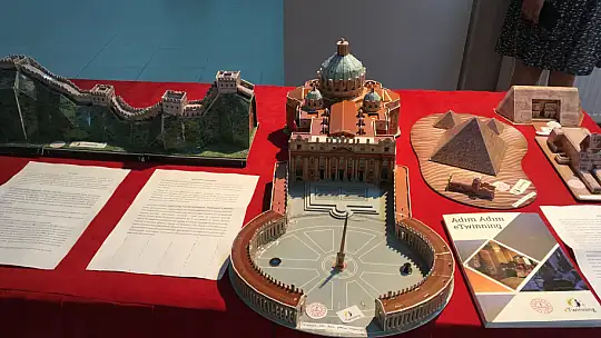 Ülkelerin simgelerini makete dönüştürdüler