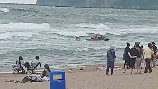 İnkumu'nda boğulma tehlikesi geçiren 10 kişi kurtarıldı