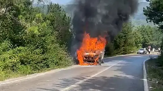 İnkumu yolunda otomobil alevlere teslim oldu
