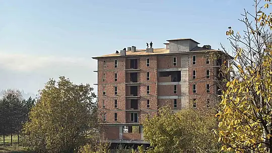 İnşaat çatısında tehlikeli çalışma kameraya yansıdı