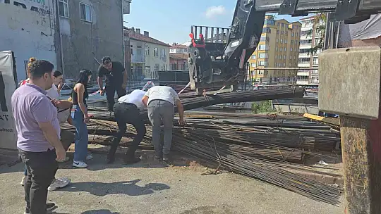 İnşaat demirlerinin altına sıkışan kediyi kurtarmak için zamanla yarıştılar