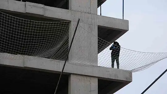 İnşaat işçileri tarafından yaralı halde bulunan genç kadın hayatını kaybetti