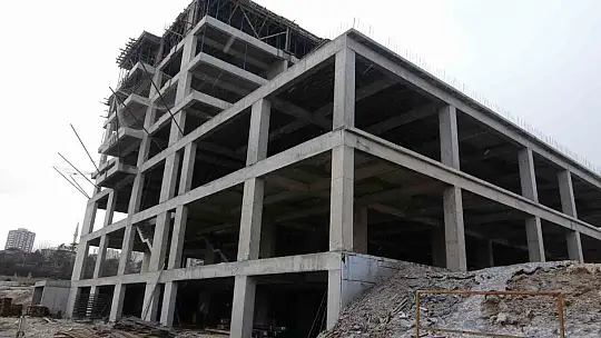 İnşaat işçileri tarafından yaralı halde bulunan genç kadın hayatını kaybetti