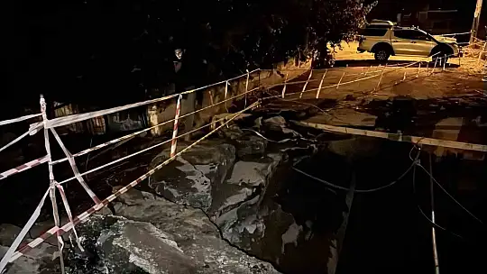 İnşaat sahasının yanındaki yolun bir kısmı çöktü