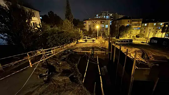 İnşaat sahasının yanındaki yolun bir kısmı çöktü