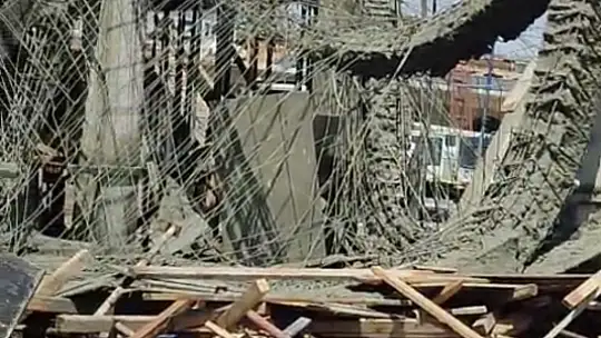 İnşatta beton dökülürken kalıp çöktü: 1 işçi yaralandı