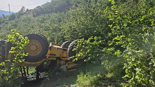 İş makinası şarampole devrildi, operatör atlayarak kurtuldu