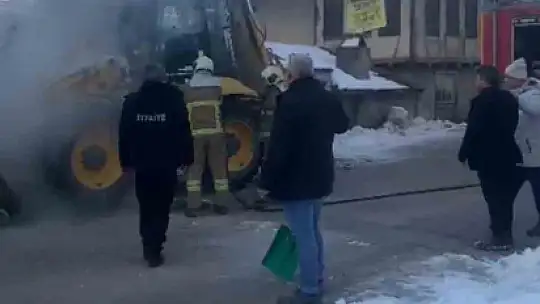 İş makinesinde çıkan yangını karla söndürmeye çalıştılar