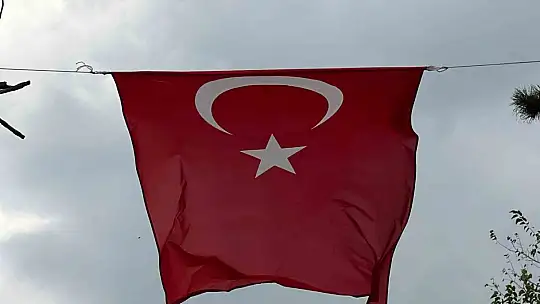 İş makinesinin üzerine çıkıp Türk bayrağını düzeltti, ardından böyle öptü