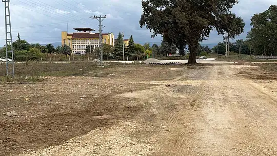 İş makinesinin üzerine çıkıp Türk bayrağını düzeltti, ardından böyle öptü