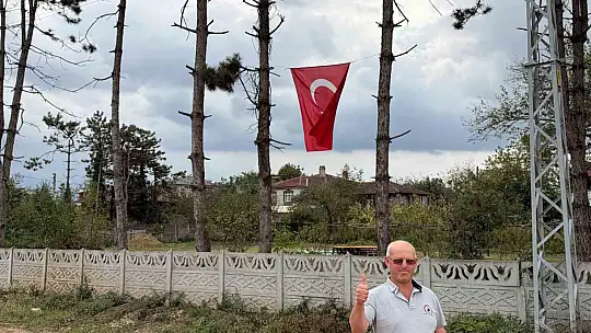 İş makinesinin üzerine çıkıp Türk bayrağını düzeltti, ardından böyle öptü