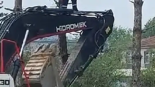 İş makinesinin üzerine çıkıp Türk bayrağını düzeltti, ardından böyle öptü