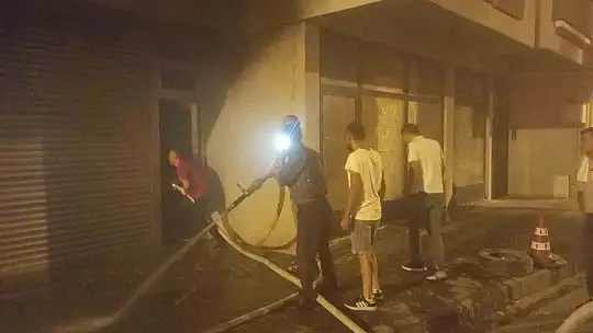 İş yerinde yangın paniği: Dumanlar apartmanı sardı