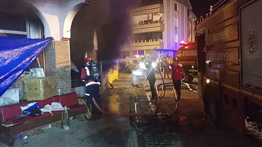 İş yerinde yangın paniği: Dumanlar apartmanı sardı