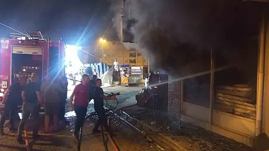 İş yerinde yangın paniği: Dumanlar apartmanı sardı