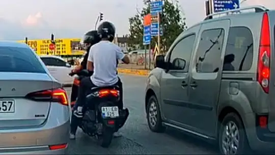 Işık ihlali için buldukları yöntem hem şaşırttı hem güldürdü
