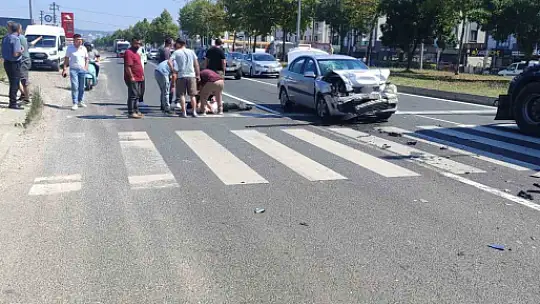 Işıklı kavşakta 2 otomobil çarpıştı: 1 yaralı