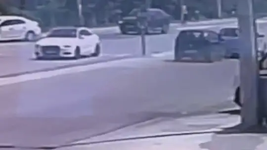 Işıkta aniden şerit değiştiren araca, otomobil çarptı