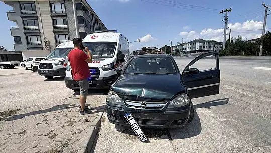 Işıkta aniden şerit değiştiren araca, otomobil çarptı