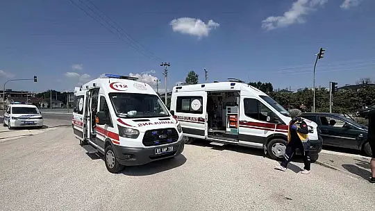Işıkta aniden şerit değiştiren araca, otomobil çarptı