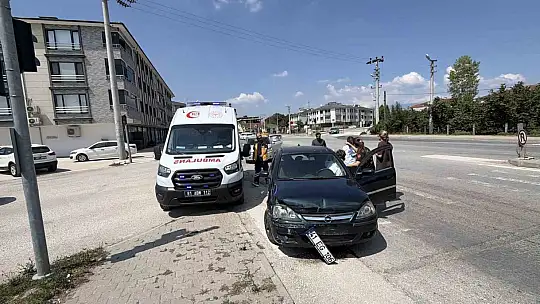 Işıkta aniden şerit değiştiren araca, otomobil çarptı
