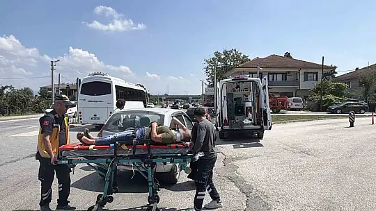 Işıkta aniden şerit değiştiren araca, otomobil çarptı