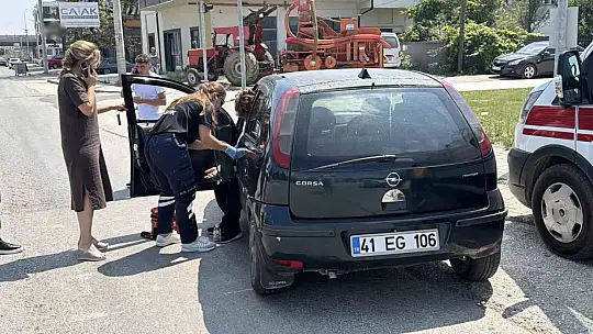 Işıkta aniden şerit değiştiren araca, otomobil çarptı