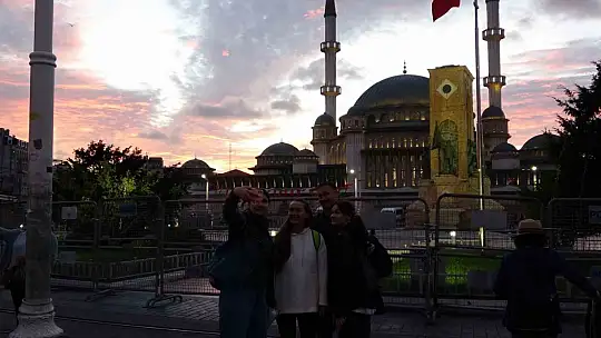 İstanbul'da bulutların oluşturduğu manzara mest etti
