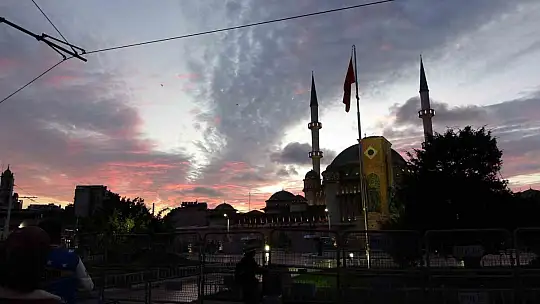İstanbul'da bulutların oluşturduğu manzara mest etti