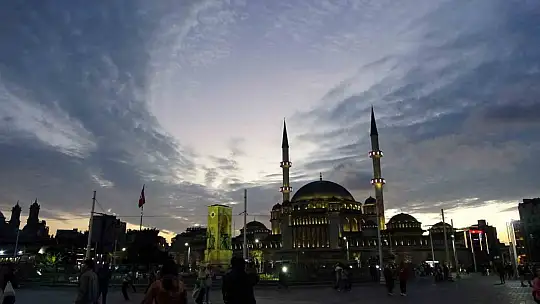 İstanbul'da bulutların oluşturduğu manzara mest etti