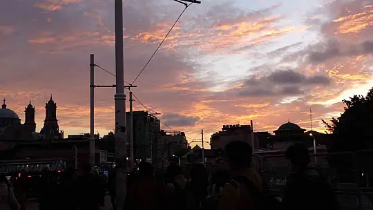 İstanbul'da bulutların oluşturduğu manzara mest etti