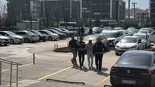 İstanbul'dan gelip Bolu'da iki kadını dolandırdı, kaçış planı TEM'de bozuldu