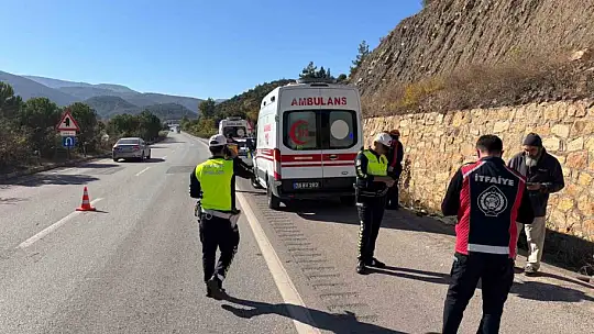 İstinat duvarına çarpan otomobil ters döndü : 3 yaralı