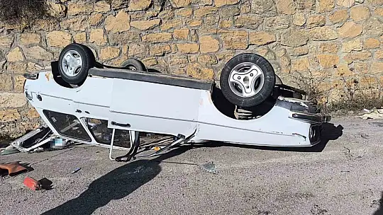 İstinat duvarına çarpan otomobil ters döndü : 3 yaralı