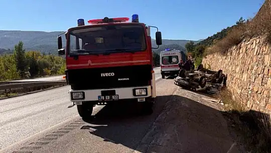 İstinat duvarına çarpan otomobil ters döndü : 3 yaralı