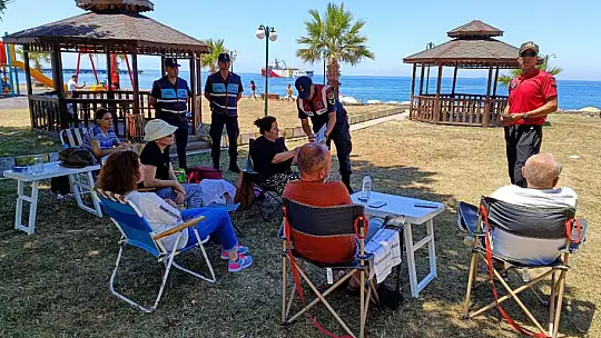 Jandarma ekipleri plajda serinleyen vatandaşları boğulmalara karşı uyardı