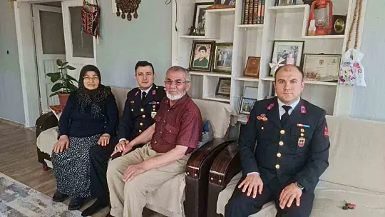 Jandarma şehit ailesini ve kabrini ziyaret etti