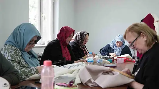 Kadınlar hem öğreniyor hem aile bütçelerine katkı sağlıyor