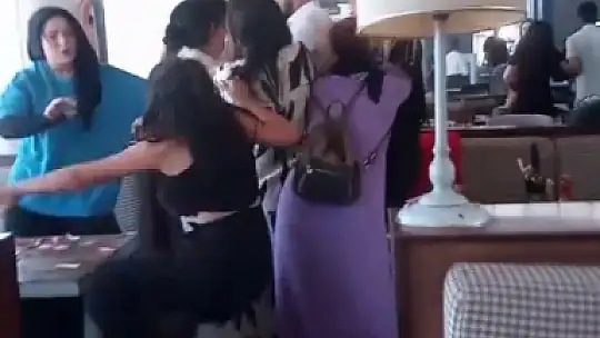 Kafe savaş alanına döndü