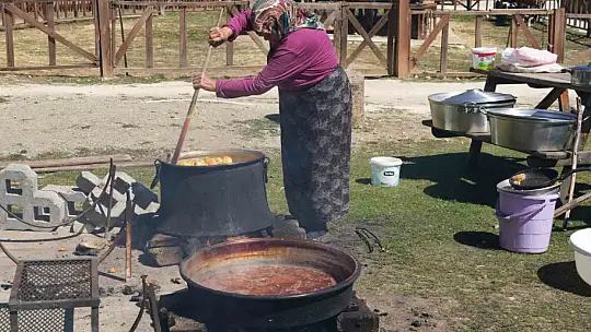 Kadınların kış mesaisi başladı: Elmalar kazanlarda pekmeze dönüşüyor