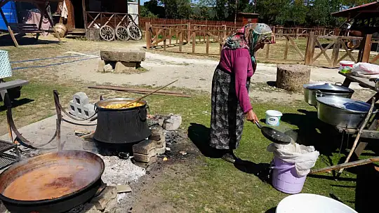 Kadınların kış mesaisi başladı: Elmalar kazanlarda pekmeze dönüşüyor