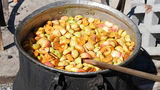 Kadınların kış mesaisi başladı: Elmalar kazanlarda pekmeze dönüşüyor