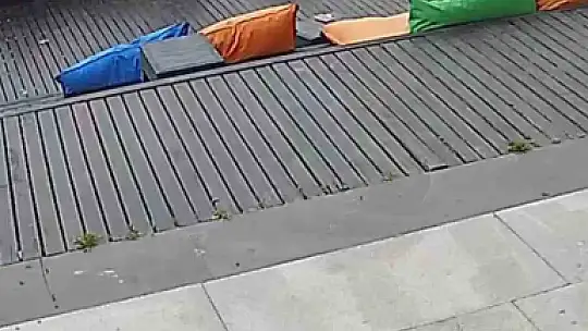 Kafenin eşyalarına zarar verdiler: O anlar güvenlik kamerasında