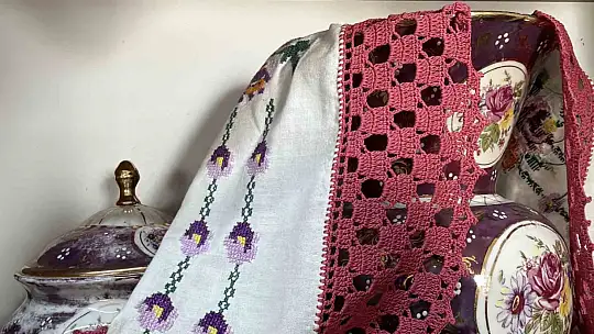 Kafesinde kahveyi nakışla buluşturuyor