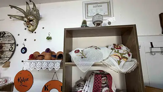 Kafesinde kahveyi nakışla buluşturuyor