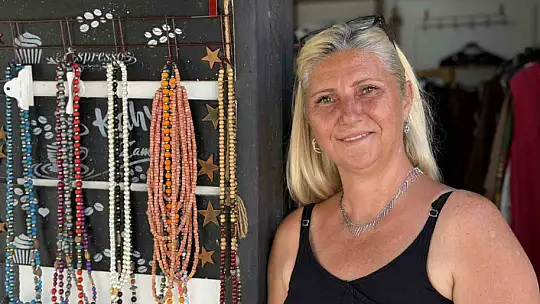 Kafesinde kahveyi nakışla buluşturuyor