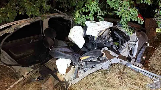 Kahramanmaraş'ta direğe çarpan otomobil ortadan ikiye ayrıldı: 1 ölü, 1 ağır yaralı