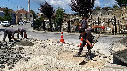 Kaldırım düzenlemeleri devam ediyor