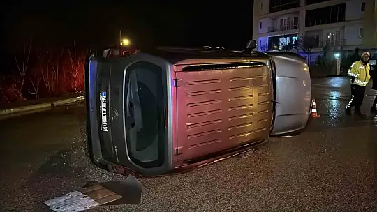 Kaldırıma çarpıp devrildi: 1 yaralı